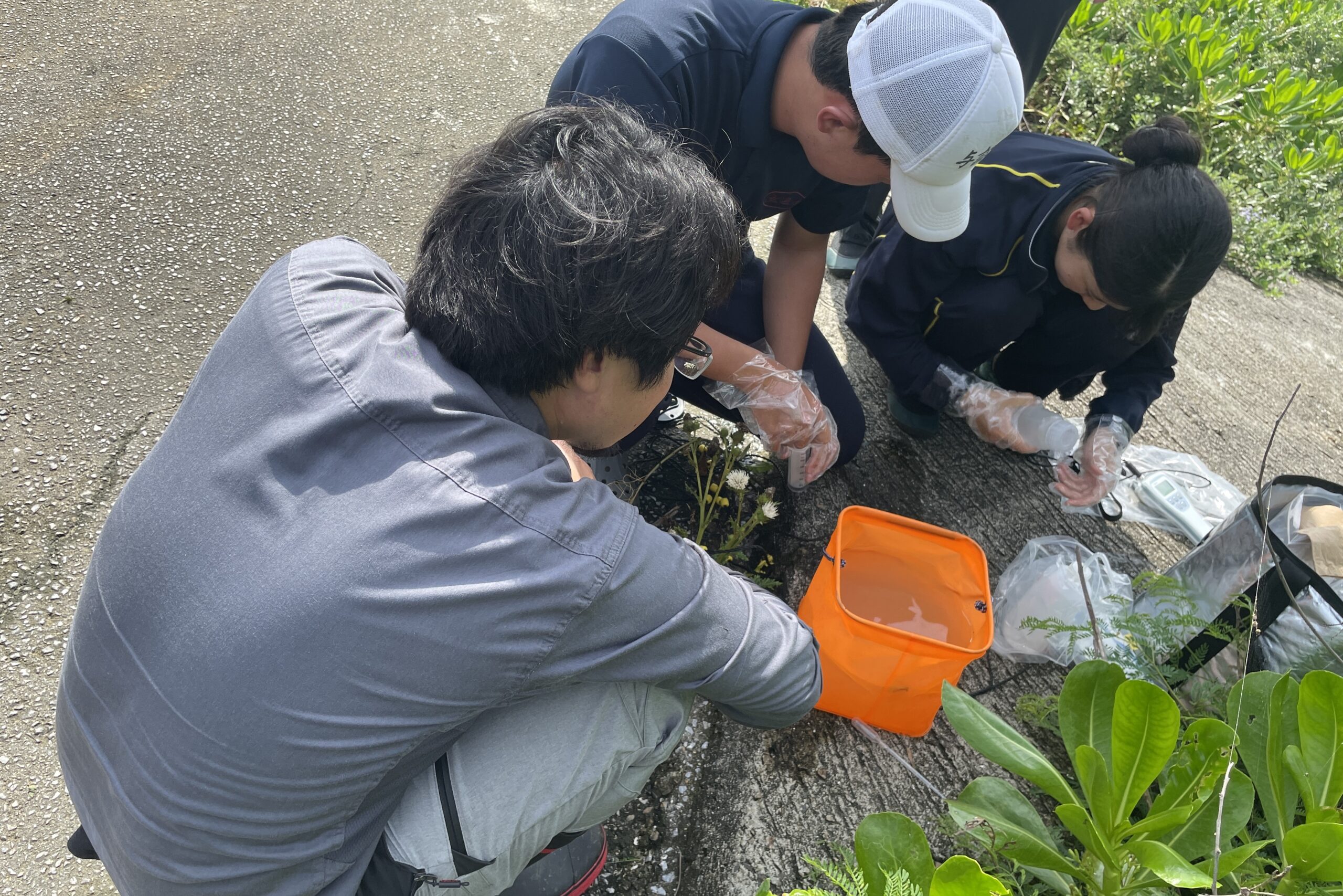 R6　東京大学大気海洋研究所合同企画 サイエンスキャンプに向けた採水作業スタート 写真