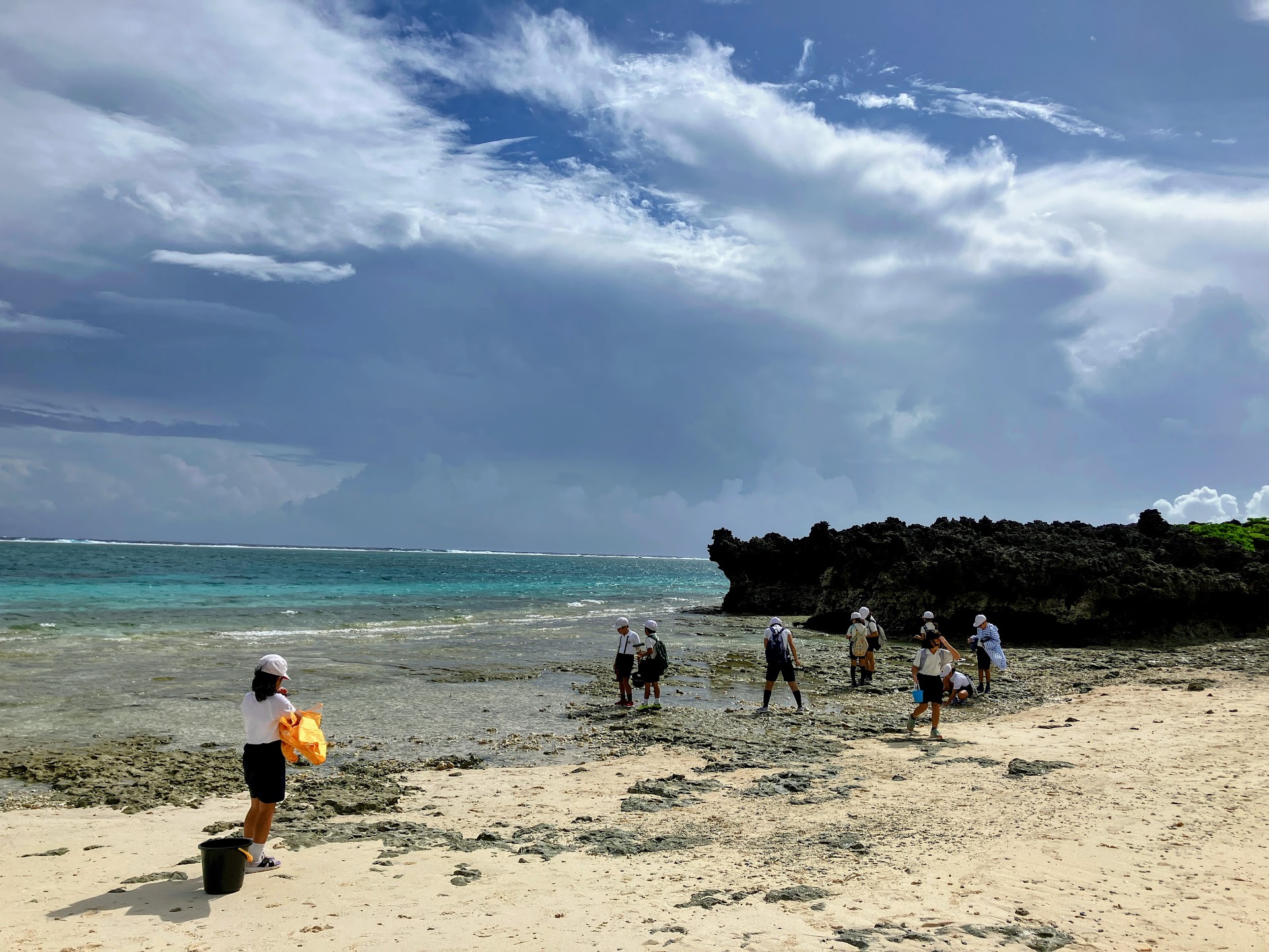 那間小学校4年生　海洋教育授業『シーグラス採取』　 写真