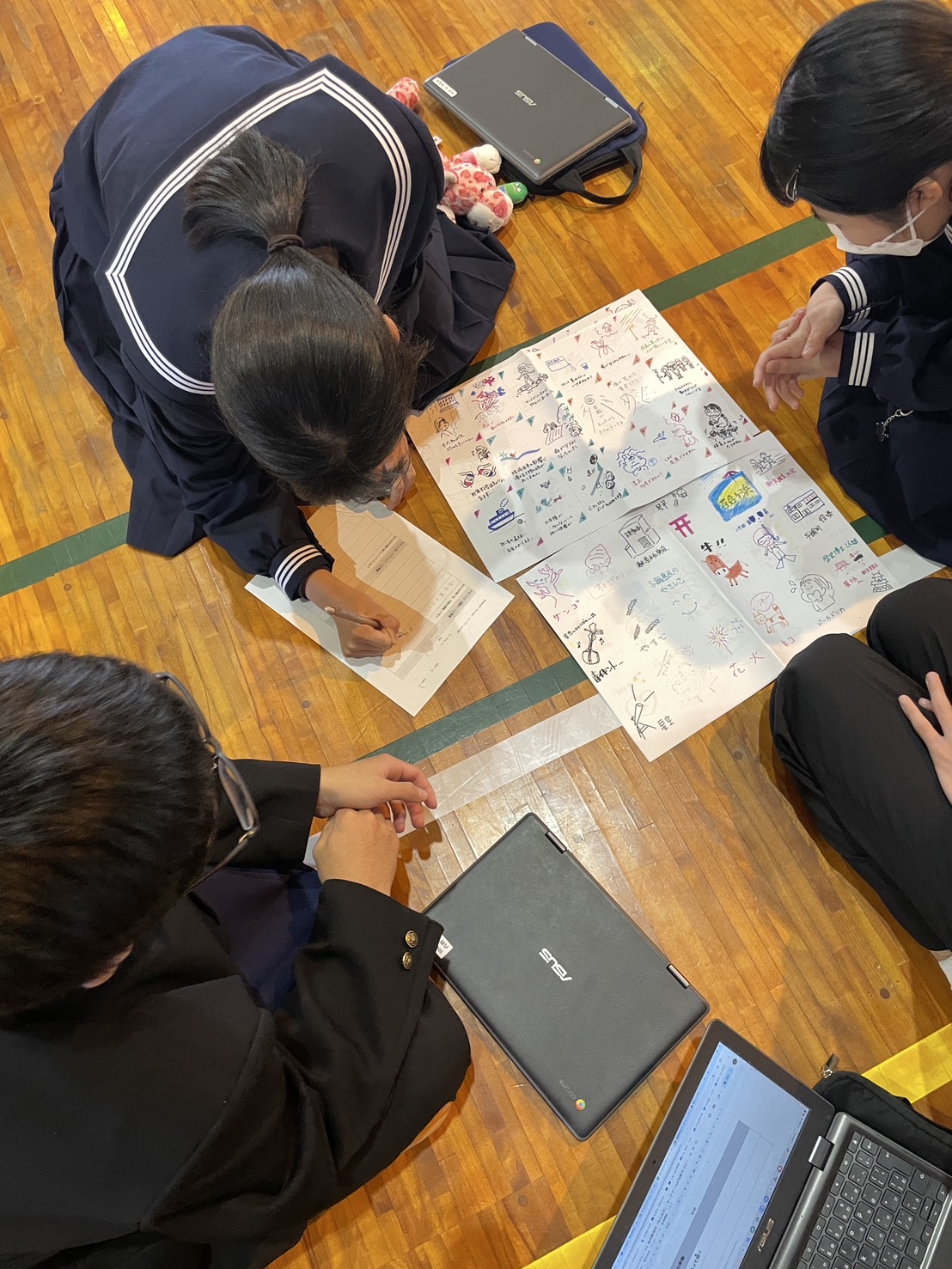 与論中学校１年生ゆんぬ学「課題解決カードゲーム・与論中学生版（準備編）」 写真