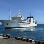 鹿児島大学の大型練習船「かごしま丸」が与論に寄港！ ～子どもから大人までワクワクの船内ツアーと進路相談会を開催～ 写真