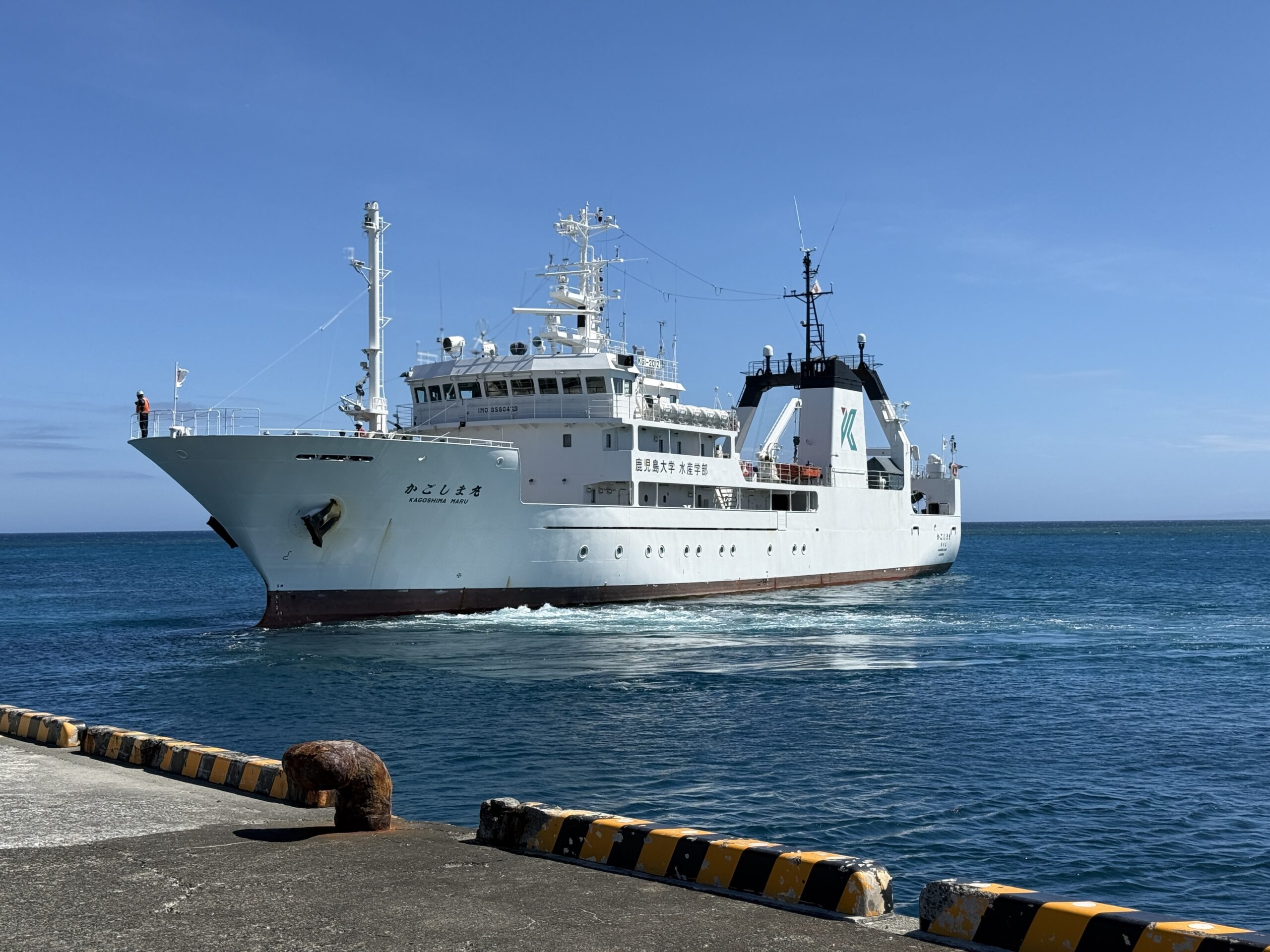 鹿児島大学の大型練習船「かごしま丸」が与論に寄港！ ～子どもから大人までワクワクの船内ツアーと進路相談会を開催～ 写真