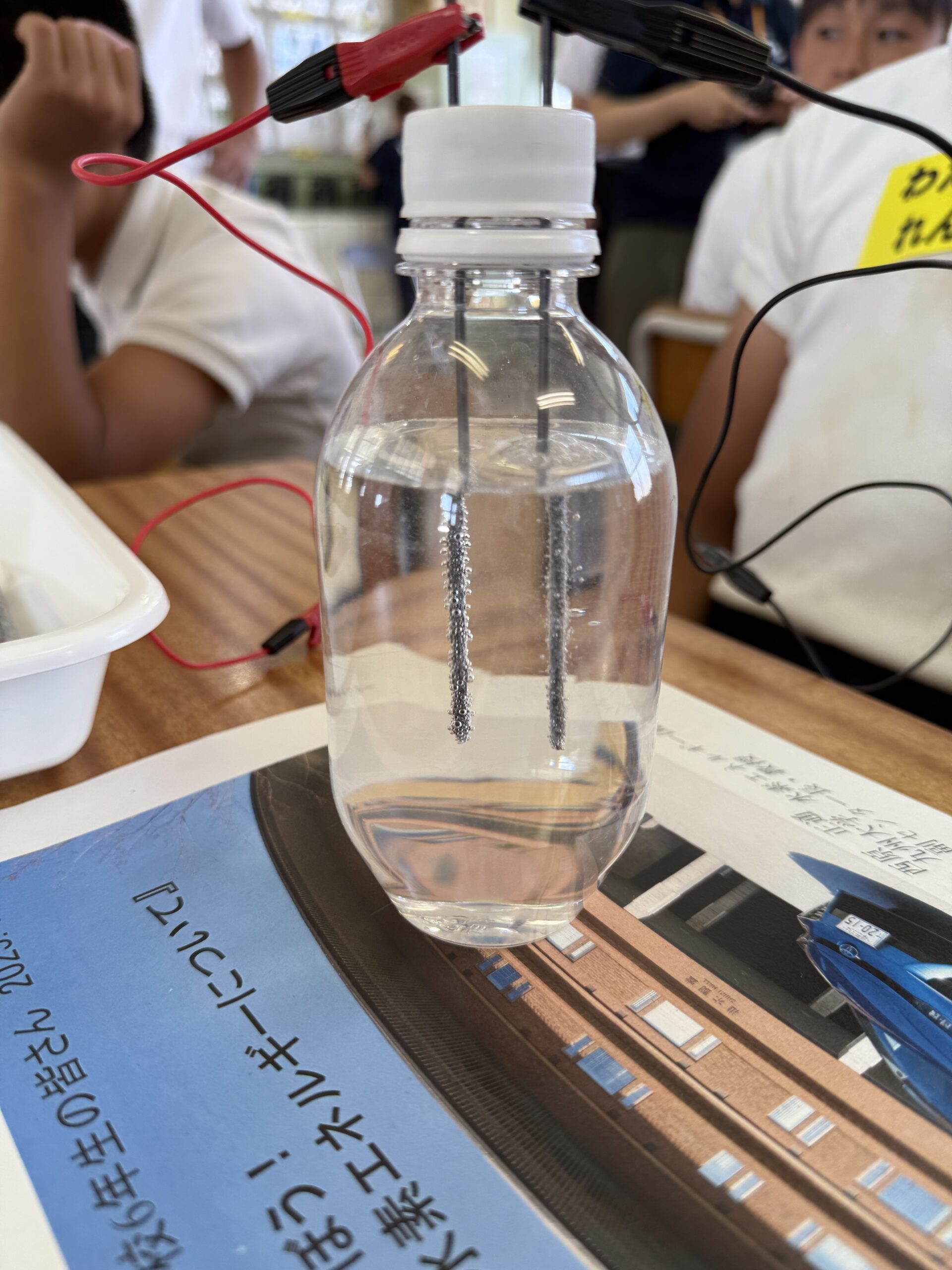 水素の力で未来を考える！那間小学校で特別実験授業を実施 写真